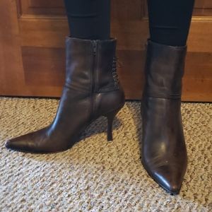 Apostrophe Brown Heels